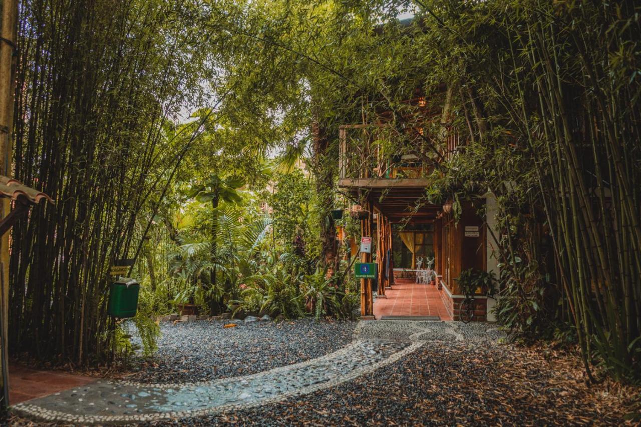 Hostal Las Palmas Puyo Bagian luar foto
