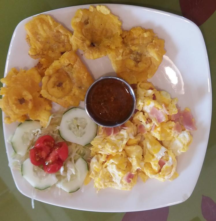Hostal Las Palmas Puyo Bagian luar foto